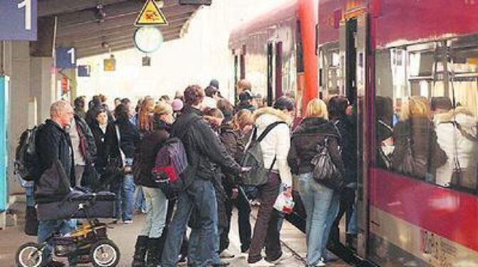 Am Reutlinger Bahnhof wird es weiter Schlangen geben. Der Andrang auf die Regionalzüge wird nach den Beschlüssen der Landesregie