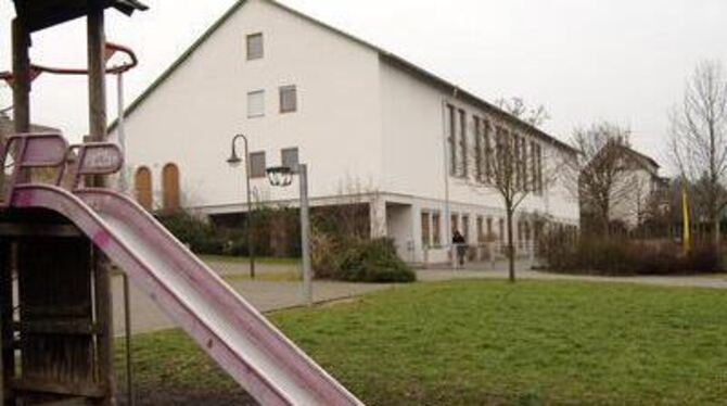 Gesprächsthema: Turn- und Festhalle mit dem Kindergarten drunter im Hanggeschoss.  FOTO: NIETHAMMER