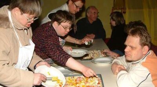 Pizzen mit richtig was oben drauf: Gemeinsam wird gekocht und geplaudert. FOTO: KABLAOUI