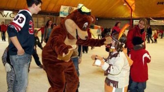 Kuscheliger Stimmungsmacher beim keineswegs eisigen Kinderfasching des Männervereins in der Eislaufhalle. FOTO: AN