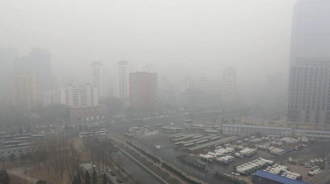 Nur zu erahnen: Pekings Skyline im allgegenwärtigen Smog. Foto: Diego Azubel/Archiv