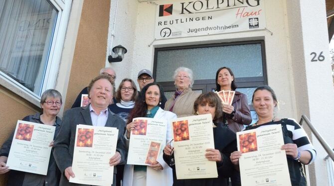 Feiern gemeinsam: Hermann Rist (zweiter von links) und ein Teil des Teams.  GEA-FOTO: CO