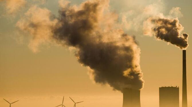 Alte und neue Energie: Das Kohlekraftwerk Mehrum und Windräder produzieren im Landkreis Peine Strom. Foto: Julian Stratenschu