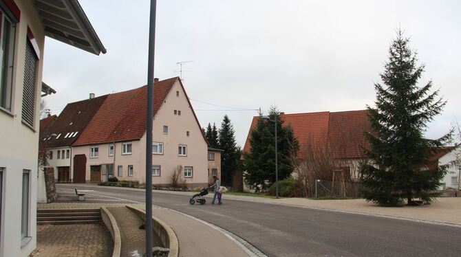 Eine unübersichtliche Kurve, ein vergleichsweise frequentierter Dorfplatz mit Gemeindehaus, Kirche, Bushaltestelle, Spielgeräten