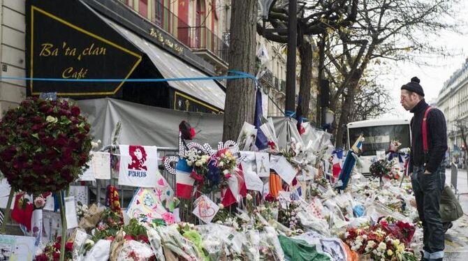 Der Frontmann der Band "Eagles of Death Metal"; Jesse Hughesnapp, gedenkt den Opfern der Terrorattacke im Konzertsaal "Batacl