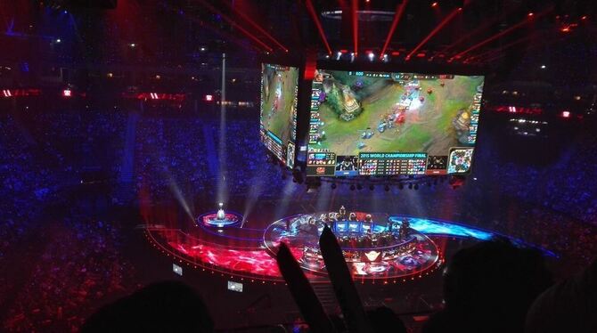 Moderne Gladiatoren in der Arena: Das "League of Legends-Finale verfolgten Tausende Videospiel-Fans live in Berlin.  FOTO: ZMS