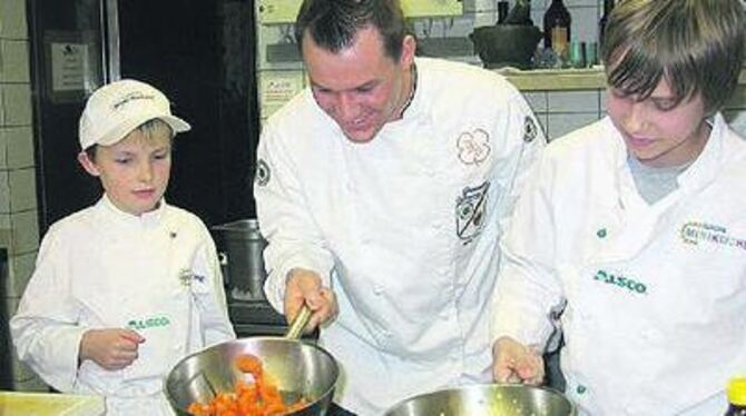 Gemeinsam an der Pfanne: Simon Tress bruzelt gemeinsam mit Kevin (rechts) und Andreas (links).
GEA-FOTO: DEWALD