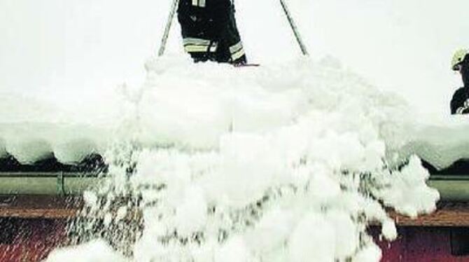 Sicher ist sicher: Der schwere Schnee wird vom Dach geschoben. 
GEA-ARCHIVFOTO