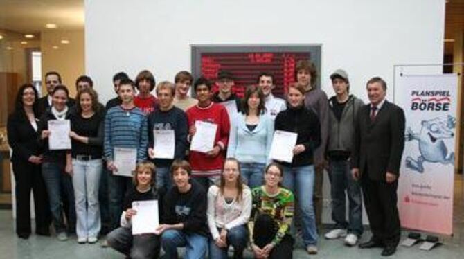 Die zehn Siegergruppen des Börsenspiels mit Sparkassendirektor Ernst Zaia (rechts), der Betreuerin des Börsenspiels Gabriele Wet