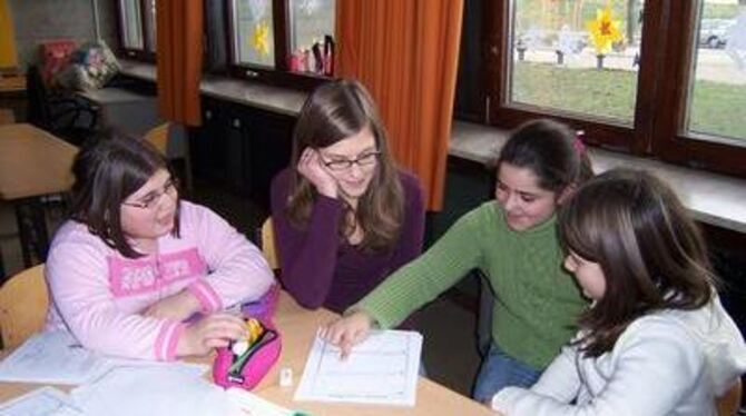 Im Projekt &raquo;Hauptschule trifft Gymnasium&laquo; finden Schüler Hilfe bei Schülern. FOTO: TBÖ