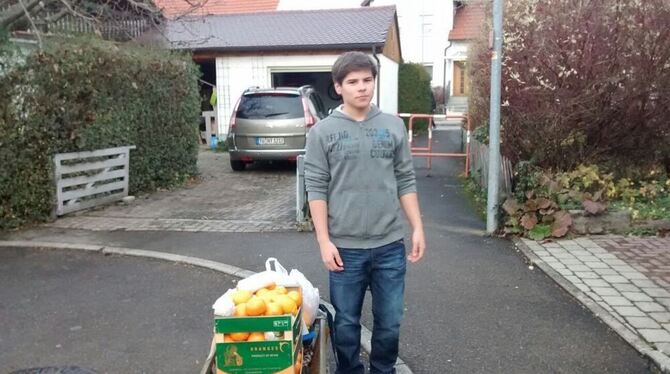 Alexander Eipper als Orangenverkäufer in Gomaringen. FOTO: ZMS