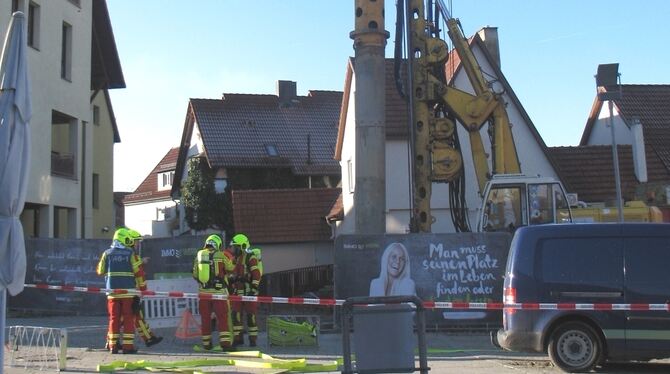 Mit Atemschutzgeräten im Einsatz waren Metzinger Feuerwehrleute an der Baustelle, auf der gestern aus einem Leck in einer Leitun