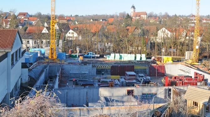 Derzeit herrscht reger Betrieb auf der Baustelle – Ende 2016 soll die neue Sporthalle in Dußlingen fertig sein.  GEA-FOTO: MEYER