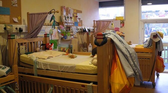 Blick in ein Zimmer in der Mähringer »Arche«. Die Kinder schlafen in Doppelzimmern, die Atemgeräte sind auf einem Tisch neben de