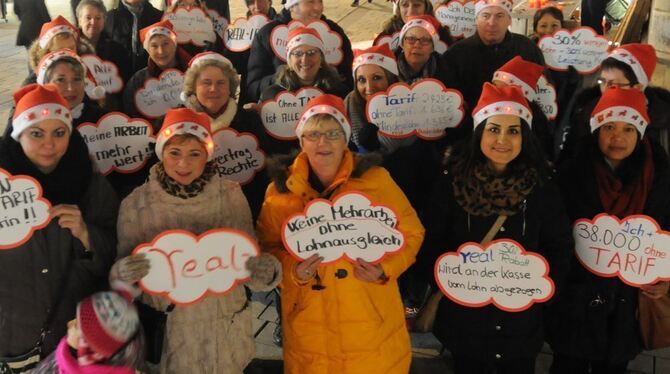 Gegen Lohneinbußen: Beschäftigte des Supermarktes Real demonstrieren. GEA-FOTO: MEYER