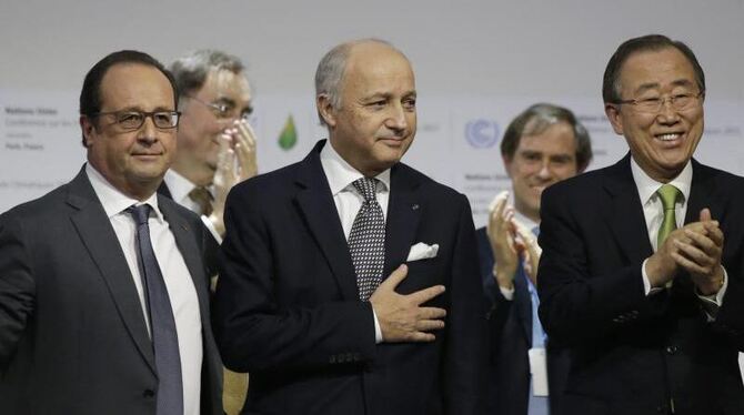 Francois Hollande (L) zusammen mit Frankreichs Außenminister Laurent Fabius und UN-Generalsekretär Ban in Paris. Foto: Philip