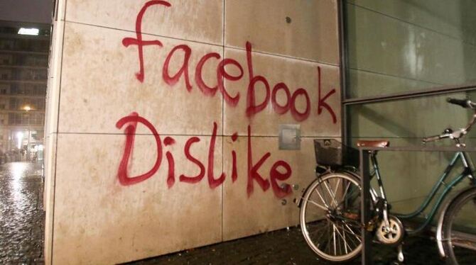 »Facebook dislike«: Vermummte haben in Hamburg das Gebäude der deutschen Facebook-Zentrale beschädigt. Foto: Bodo Marks