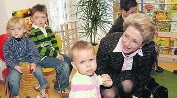 &raquo;Na, ist es schön hier?&laquo;: OB Barbara Bosch versucht, mit den Kinderhaus-Bewohnern anzubandeln. FOTO: NIETHAMMER