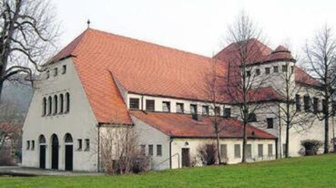 Schlicht, schön und funktional: Die Pfullinger Hallen (hier in der Rückansicht) mit weit heruntergezogenen Dächern.  FOTO: NIETH