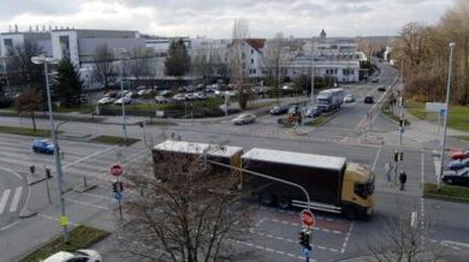 Die Kreuzung Tübinger-/Bantlinstraße. Links das bestehende Bosch-Chipwerk. Rechts davon soll der Neubau entstehen, die vorhanden