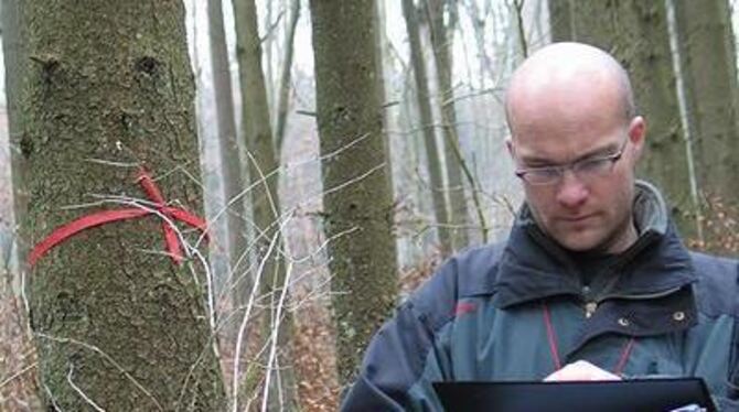 Förster und Forscher: Jörg Hailer bei der Inventur im Wald bei Grafeneck. GEA-FOTO: DEW