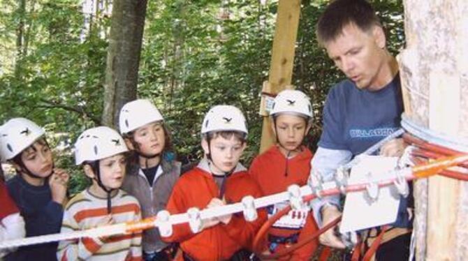 Klettern in schwierigem Gelände hilft die eigenen Stärken, aber auch die Grenzen erkennen: Vorbereitungen mit dem Erlebnispädago