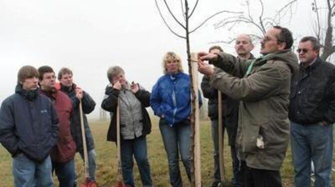 Das fachgerechte Pflanzen eines Obstbaumes und noch viel mehr zeigte Ulrich Schroefel von der Grünflächenberatungsstelle des Lan