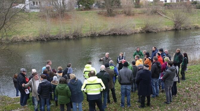 Bürger informieren sich über Pläne zur Neckar-Umgestaltung in Tübingen. FOTO: HGO