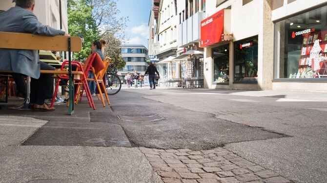 Die Oberamteistraße Richtung Fußgängerzone wurde saniert, die geflickte Kanzleistraße jedoch nicht. FOTO: TRINKHAUS