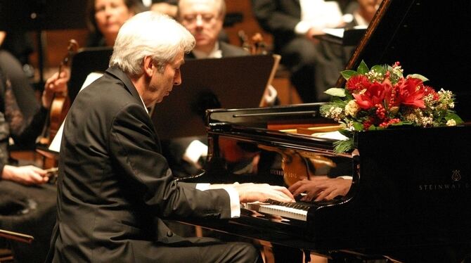 Sag’s mit Blumen: Jean-Philippe Collard ließ seinem Auftritt eine sehr intime Zugabe mit Chopin folgen. GEA-FOTO: KNAUER