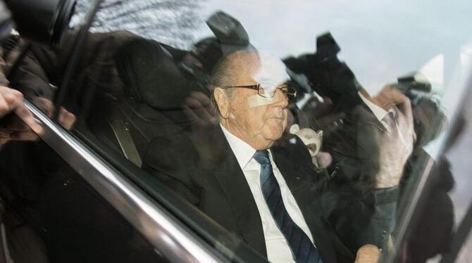 Joseph Blatter auf dem Weg in die FIFA-Zentrale in Zürich. Foto: Walter Bieri