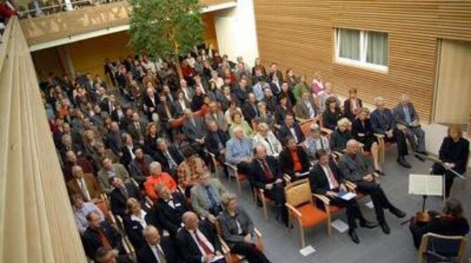 Im geräumigen, hellen Atrium feierte gestern eine große Festgemeinde die Übergabe des neuen Gönninger Seniorenzentrums.  FOTO: U