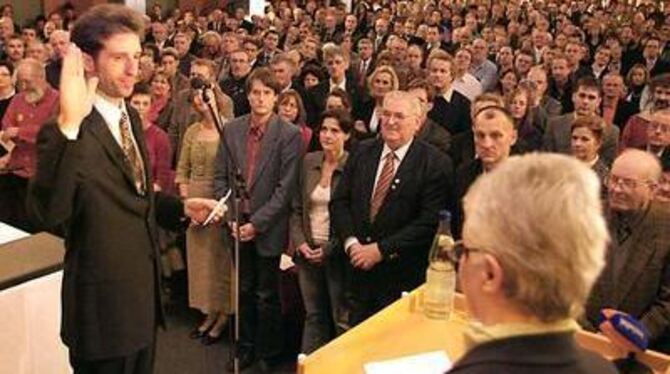 Der große Moment im Zeremoniell: Boris Palmer, im neuen maßgeschneiderten Anzug, hebt die Hand zum Schwur.  FOTO: TRINKHAUS