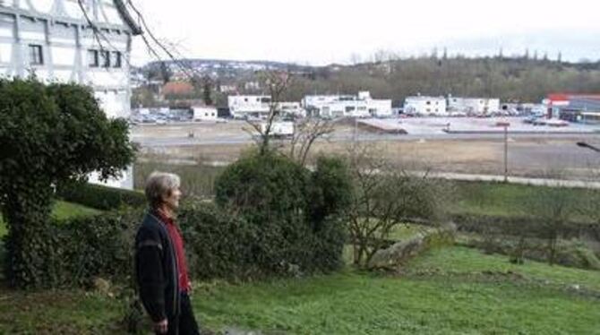 Für Elfriede Emmerich keine guten Aussichten: Der Gewerbepark an der B 297 ist für die Bewohnerin der Neckarburg, die dort übers