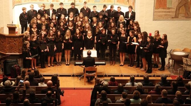 Ganz starker Auftritt in der Christuskirche: Der Kepi-Chor mit seinen Solosänger(inne)n unter der Leitung von Wolfgang Schauffle