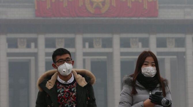 Immer mehr Menschen wappnen sich in der chinesischen Hauptstadt mit Atemmasken gegen den allgegenwärtigen Smog. Foto: Wu Hong