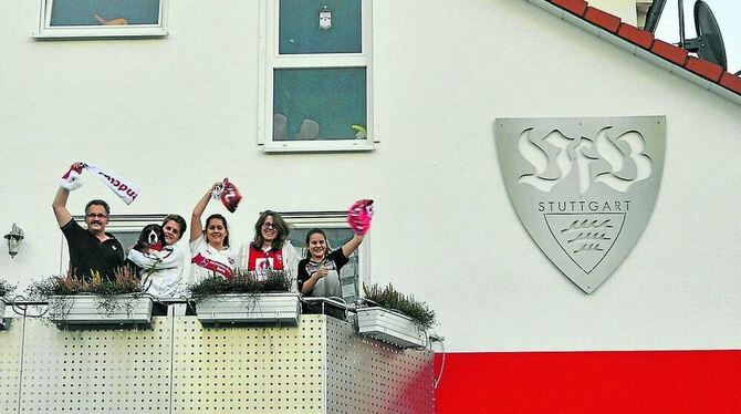 Familie Rödler auf dem Balkon ihres VfB-Hauses in Rommelsbach – samt rotem »Brustring« und Wappen. FOTOS: NIETHAMMER