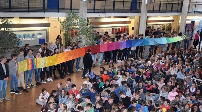 Jedes Plakat spricht eine andere Sprache: Zur offiziellen Begrüßung des neuen Schulleiters Udo Kranich (links außen) bastelten Schüler und Lehrer der Friedrich-List-Gemeinschaftsschule ein langes Banner, auf dem in verschiedenen Sprachen »Herzlich Willkommen, Herr Kranich« stand.  FOTO: JAENSCH