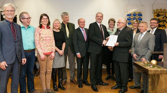 Mit der Überreichung der Stiftungsurkunde im Kreis der Gründungsstifter durch Regierungspräsident Jörg Schmidt (Sechster von rechts) an den Stiftungsratsvorsitzenden Günter Georg Kinzel kann die Mössinger Bürgerstiftung auch offiziell ihre Arbeit aufnehmen. FOTO: HAMMER