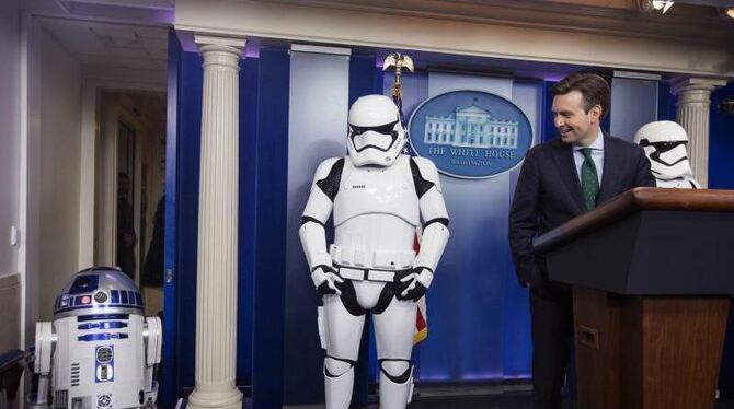 Auf Obamas Pressekonferenz im Weißen Haus kamen zusammen mit Regierungssprecher Josh Earnest zwei »Stormtroopers« und der Rob