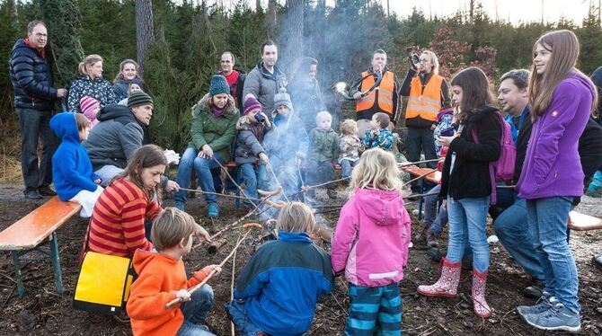 Was für ein Abenteuer, Würste grillen mitten im Wald. Natürlich nur ausnahmsweise, wenn die Forstleute dabei sind.  FOTO: HAMMER