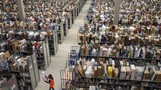 Amazon-Mitarbeiterin in einem Logistikzentrum des Unternehmens. Verdi hat die Amazon-Mitarbeiter kurz vor Weihnachten erneut