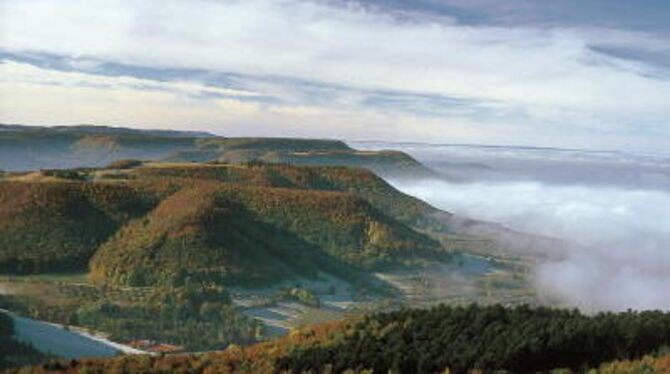 Blick entlang des Albtraufs mit Filsenberg (vorne), Farrenberg (Bildmitte) und im Hintergrund dem Dreifürstenstein. FOTO: DIETER