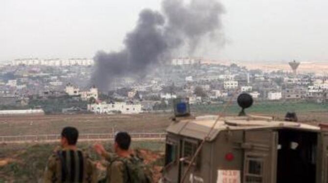 Israelische Soldaten beobachten einen Luftangriff auf den Ort Bet Hanoun. FOTO: DPA