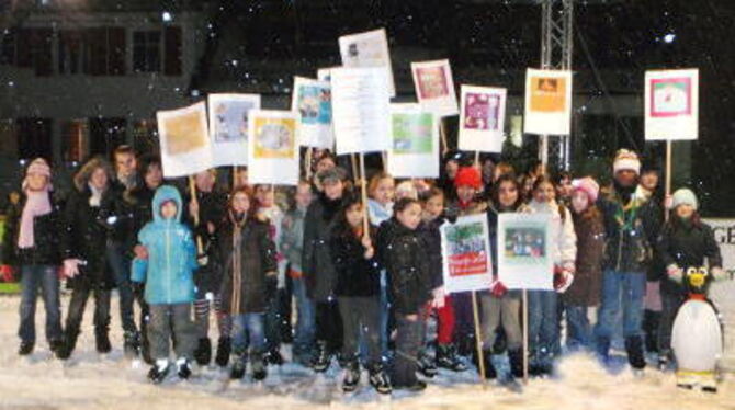 Die jungen Mitarbeiterinnen haben jetzt ihren ersten &raquo;Reutlinger Mädchenkalender&laquo; der Öffentlichkeit vorgestellt. FO