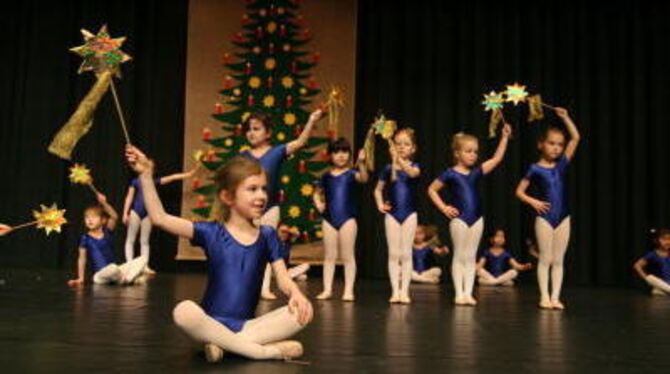 Großer Auftritt kleiner Tänzerinnen aus der Reutlinger Ballettschule in der ausverkauften Metzinger Stadthalle.  FOTO: PR