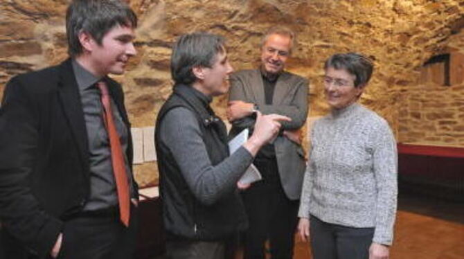 Notenübergabe im Tonne-Café durch Susanne Hinkelbein an Gesa Götz vom Kammerorchester (rechts). Mit dabei auch Andreas Vogt (lin