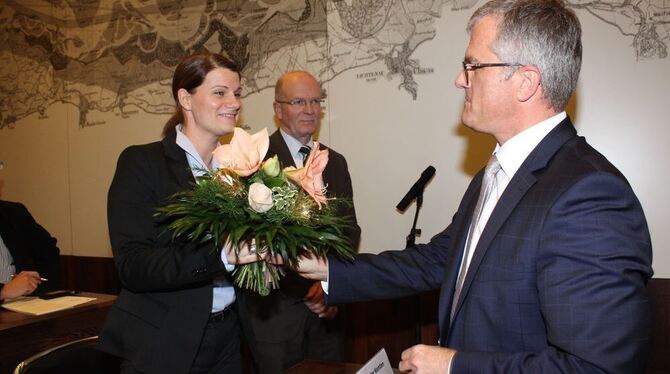 Blumen für die denkbar knapp Unterlegene: Rastatts Oberbürgermeister Hans Jürgen Pütsch und Annette Bauer, für deren Wahl als Er