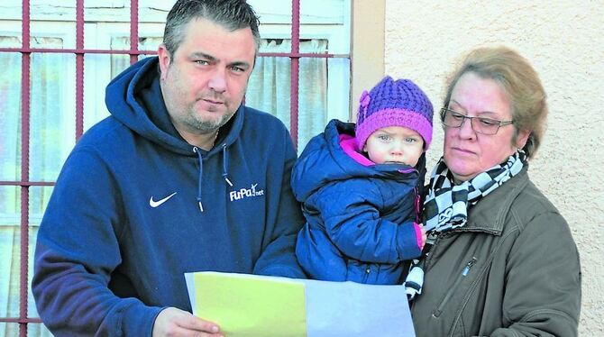 Giovanni, Sofia und Oma Ulla studieren die Pläne der Stadt zum ersten Mal. Vom möglichen Aus ihrer Kneipe erfuhren sie aus der Z