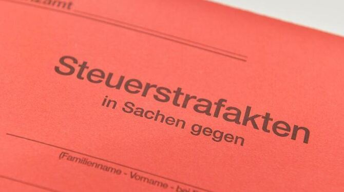 Die Zahl der Selbstanzeigen von Steuersündern mit Schwarzgeldkonten im Ausland hat sich 2015 im Vergleich zum Vorjahr mehr al